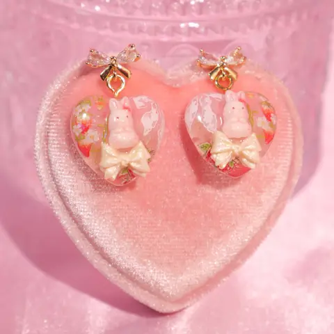 ต่างหูหัวใจ Strawberry Bunny Ribbon