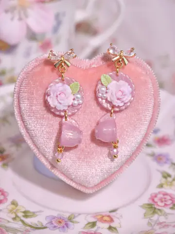 ต่างหูถ้วยจานคู่ชมพู Fleur Glassy Pour