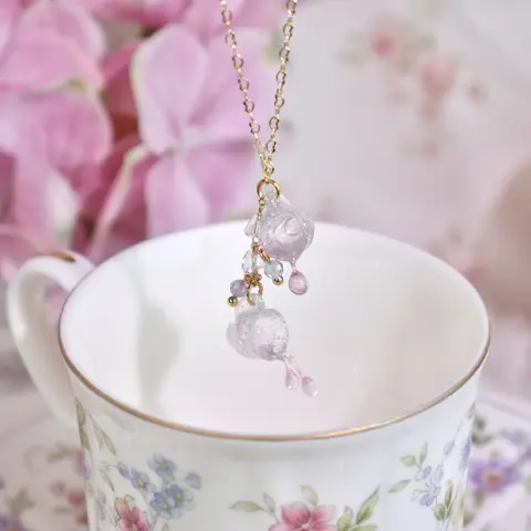 สร้อยคอถ้วยหยดน้ำชา Fleur Glassy Pour