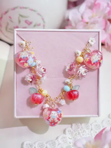 ข้อมือใจกระต่ายแอปเปิลแดง