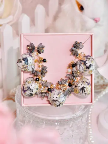 ข้อมือขาวดำกระต่ายขาว